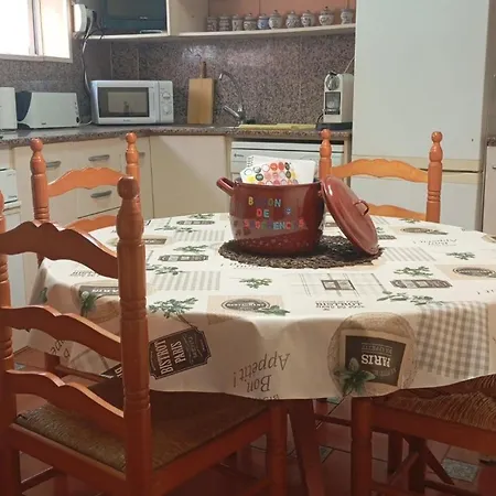 Semesterbostad Manzaneque Rural House